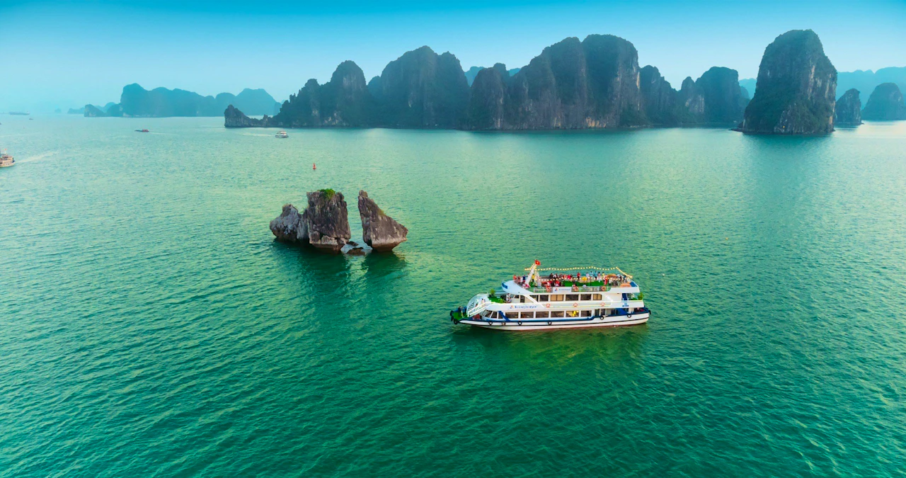 Ha Long Bay Luxury Cruise with Buffet Lunch & Kayak Experience Review